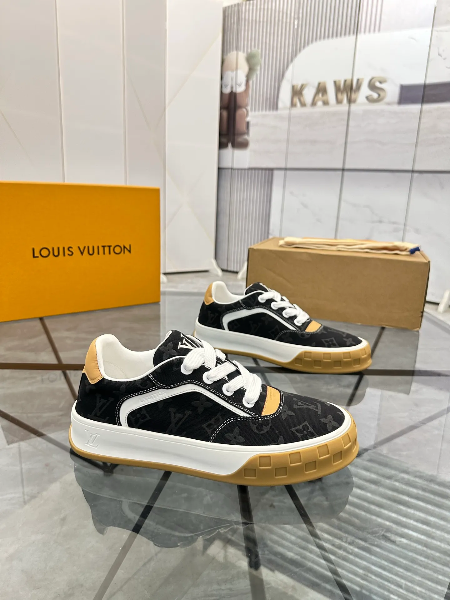 Men's shoes for sale 💰: 💰P660¥ Top quality Comes with airplane case Product trademark: LV* "Louis Vuitton*" low-top casual shoes Regular size: 35-44 (can be customized to 45) Couple style Product materials: imported nubuck leather upper, sheepskin lining, original outsole. Number: 819